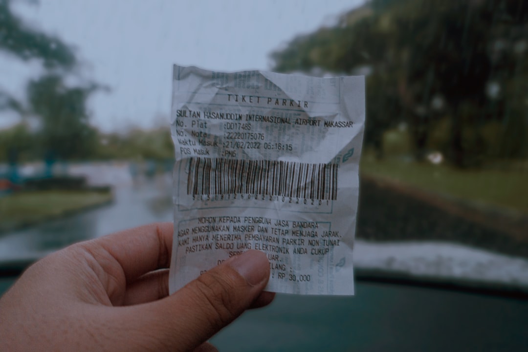 Uma Mao Segurando Um Pedaco De Papel Com Um Codigo De Barras Sobre Ele FK3R3T5KmIs