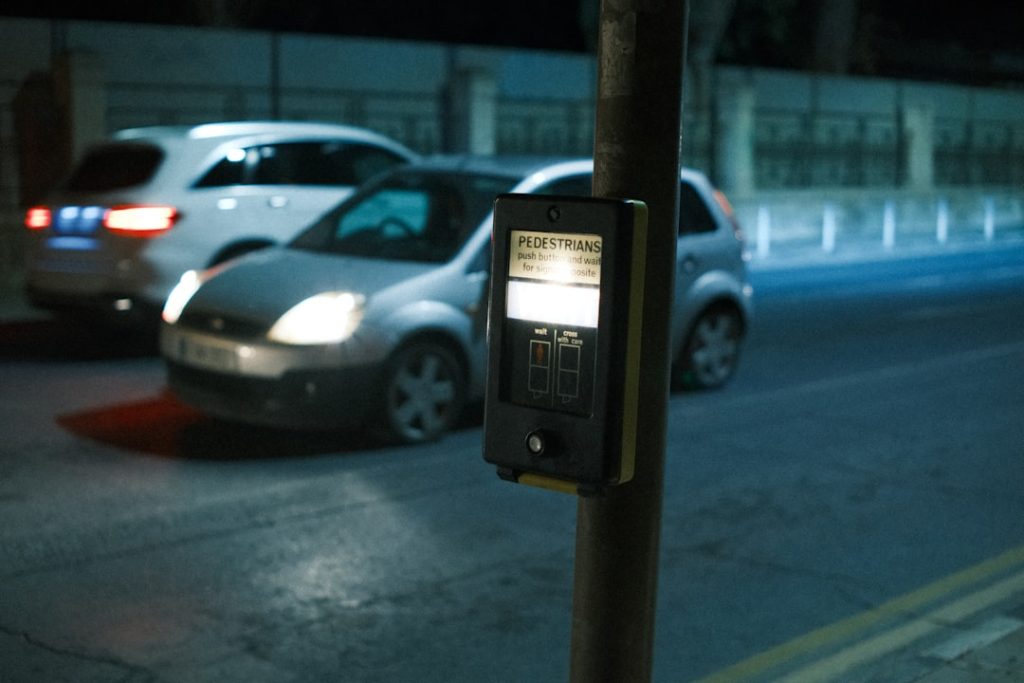 Carros Dirigindo A Noite Perto De Um Botao De Travessia De Pedestres FlaVmtgzoP0