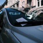 Um Carro Estacionado Na Beira Da Estrada 9rDB_q2luaQ