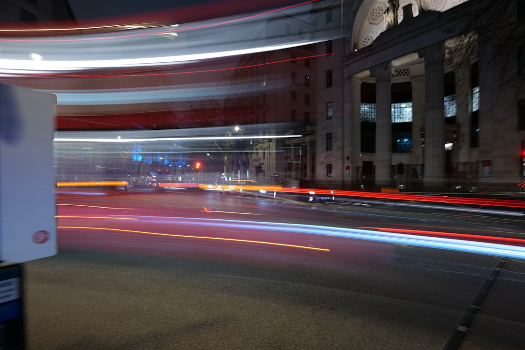 Rua Borrada Da Cidade Com Trilhas De Luzes De Carro A Noite PbKb4UgYXZY