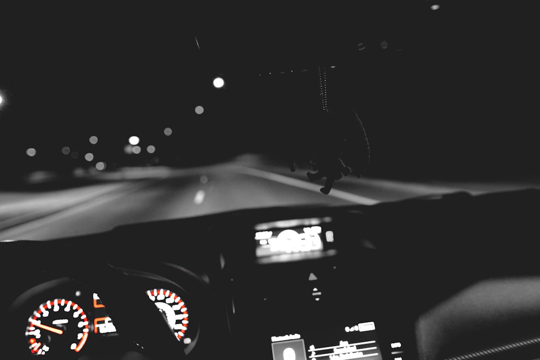 Painel De Controle Do Carro Preto Com Goticulas De Agua Ywodqb TwIs