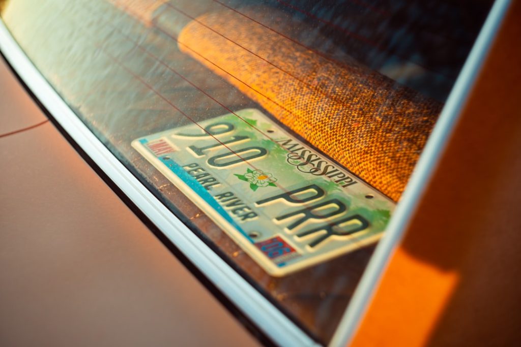 Um Close Up De Uma Placa De Licenca Em Um Carro Ruwn1ZS3Blw