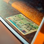 Um Close Up De Uma Placa De Licenca Em Um Carro Ruwn1ZS3Blw