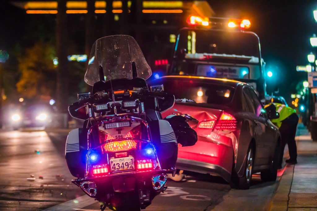 Policial Encostado Na Janela Do Carro Esportivo ZI VWZBbwj8