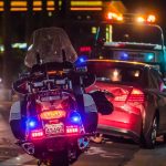 Policial Encostado Na Janela Do Carro Esportivo ZI VWZBbwj8