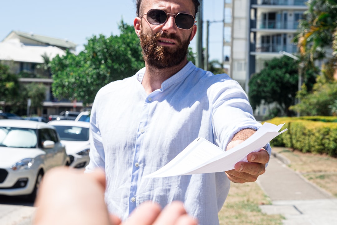 Homem Na Camiseta Branca Do Pescoco Da Tripulacao Segurando O Papel Branco S2f7RvoQzPc
