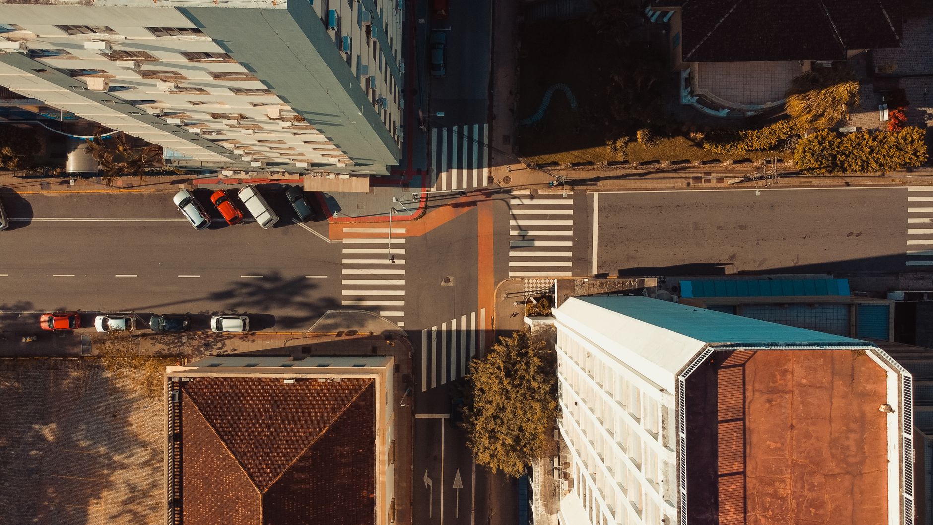 Top-down view of a street intersection in Florianópolis, capturing urban architecture and traffic.