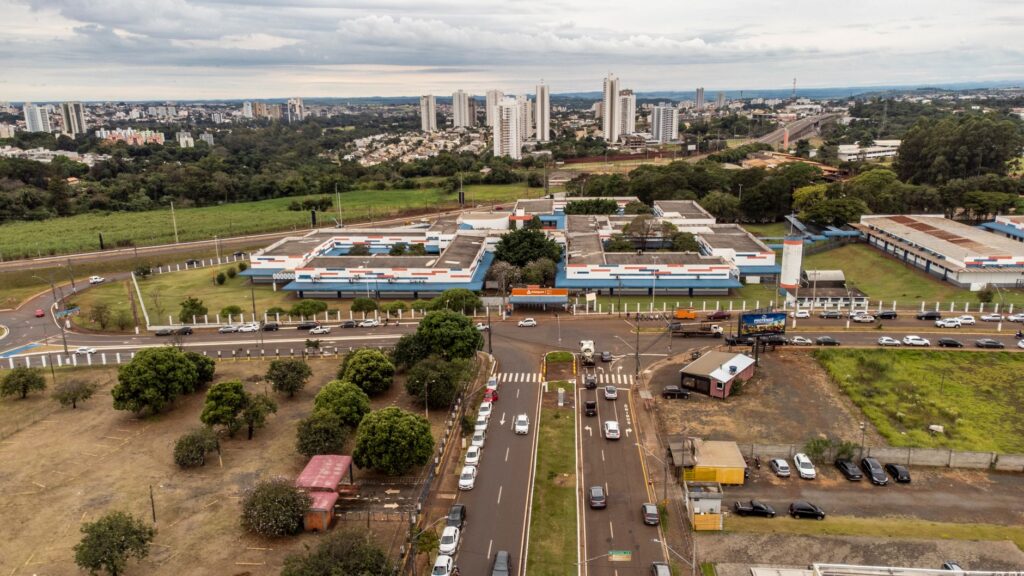 Aerial photo showcasing Londrina's urban architecture with roads and greenery.