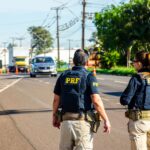 PRF officers monitoring traffic on a sunny day in Londrina, Brazil.