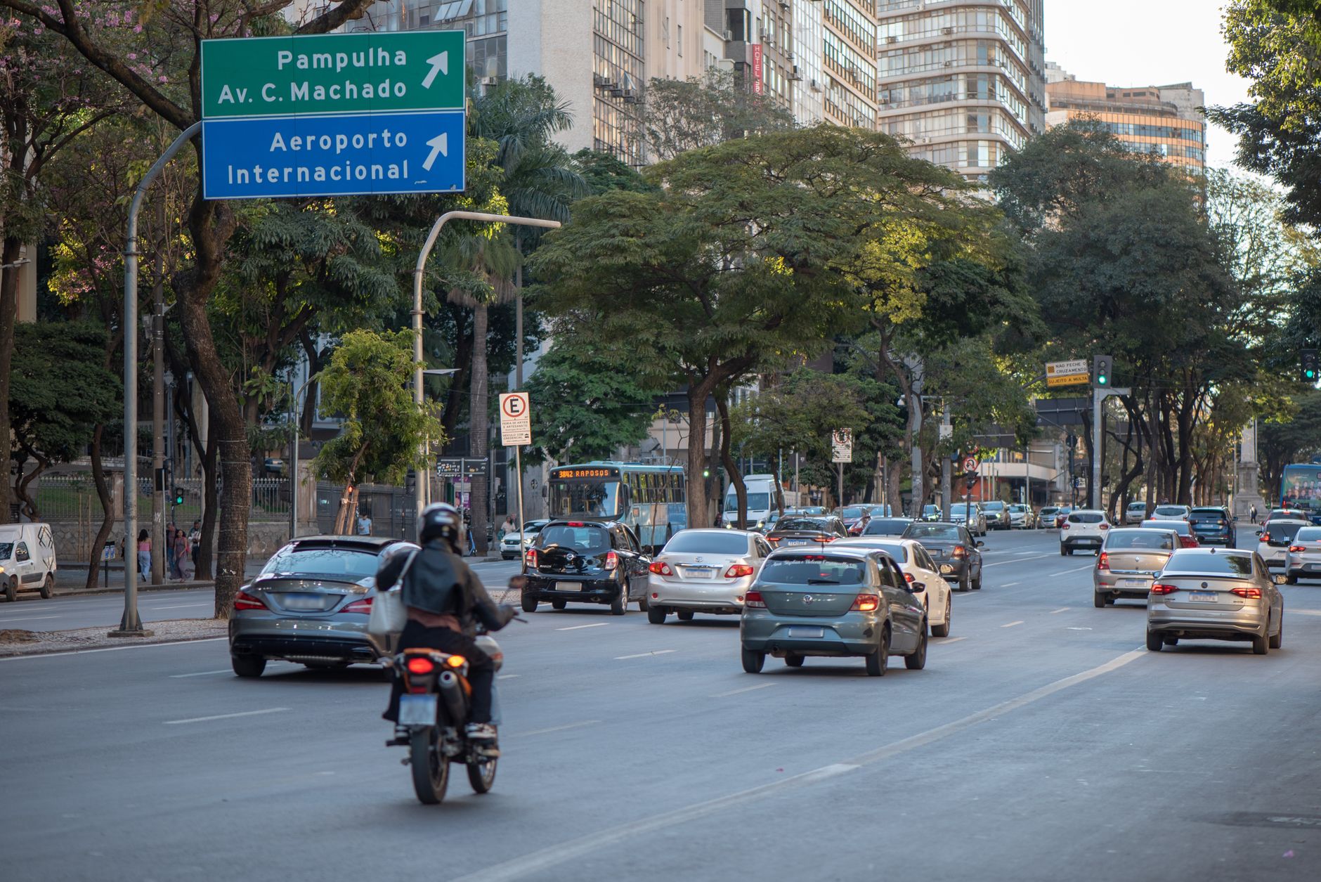 Busy afternoon traffic on Avenida Afonso Pena, Belo Horizonte, Brazil.