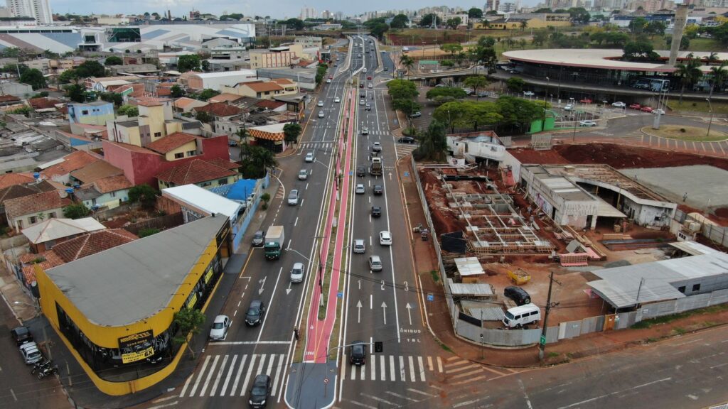 Aerial shot of a busy roadway in Londrina, Brazil, showcasing urban development and traffic.