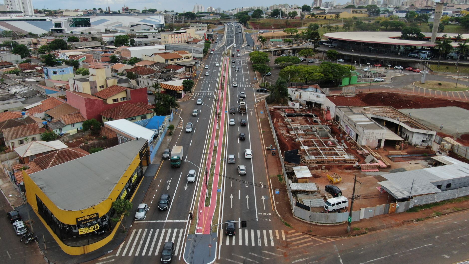 Aerial shot of a busy roadway in Londrina, Brazil, showcasing urban development and traffic.