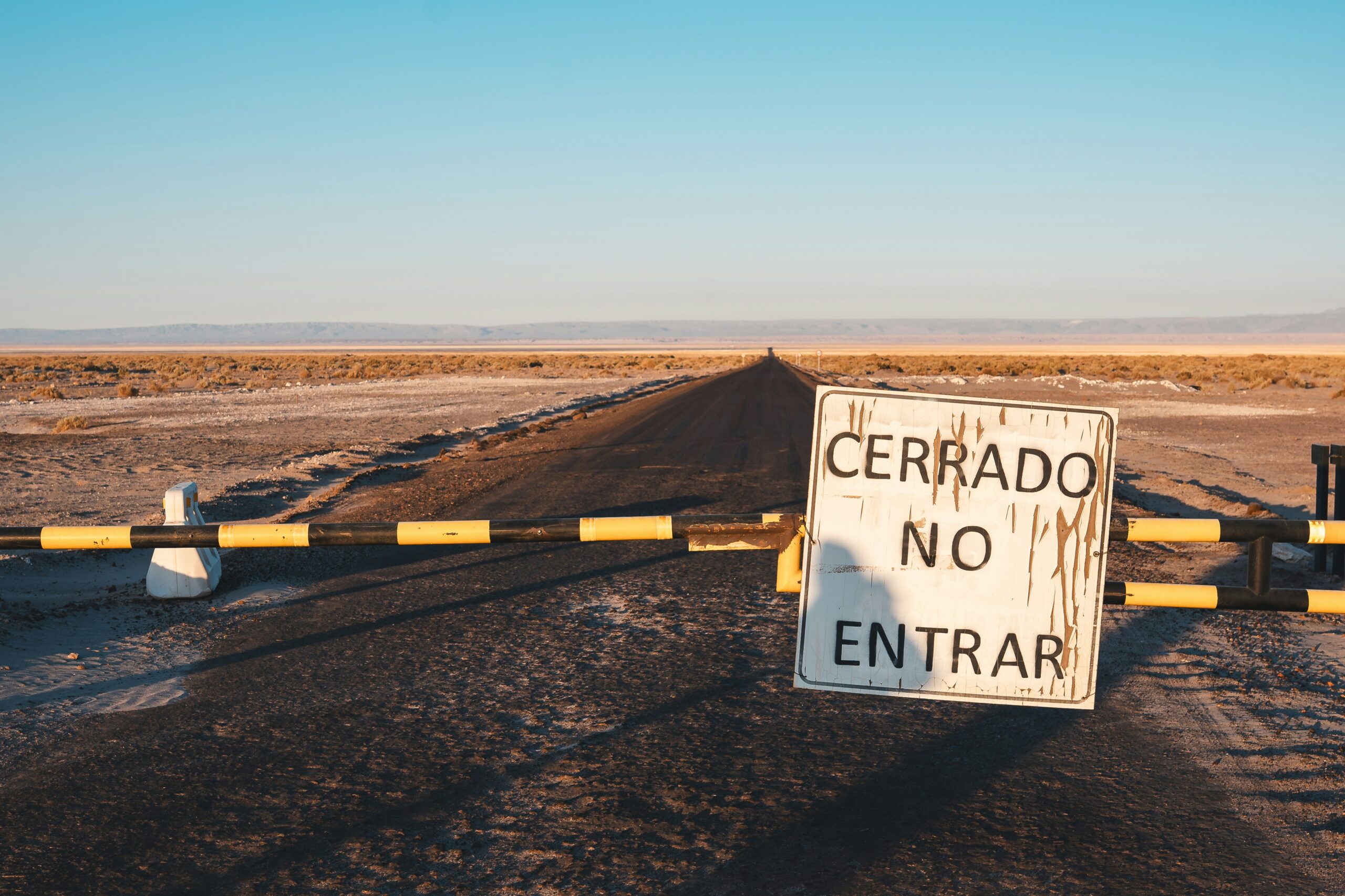 A sign that says cerrado no entrar on the side of a